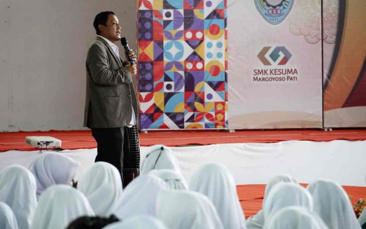 Safin saat menjadi narasumber di SMK Kesuma Margoyoso