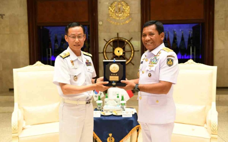 Wakasal saat bertukar cenderamata dengan Chief of Naval Policy Republic of Korea Navy