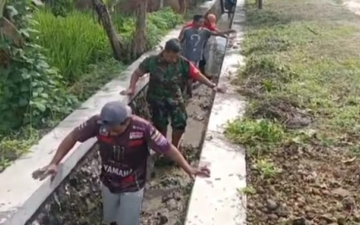 Gotong royong bersihkan selokan bersama warga
