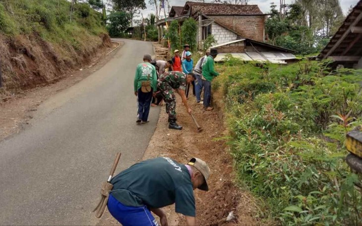 Gotong royong bersama warga binaan bersihkan parit