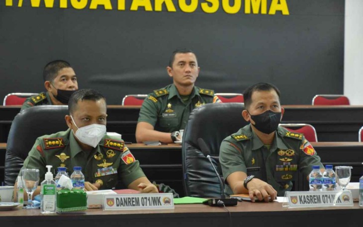 Danrem 071/Wijayakusuma saat mengikuti vidcon bersama pemrov Jateng 