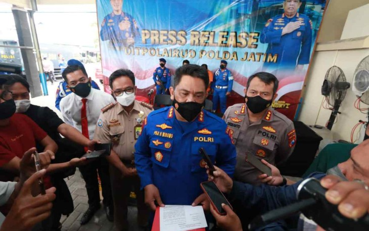 Dirpolairud Polda Jatim saat memberikan keterangan pers sindikat penyelundupan benih lobster di Surabaya