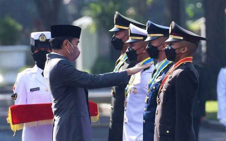 Presiden RI Joko Widodo saat melantik perwira TNI AL di Istana Negara Jakarta 