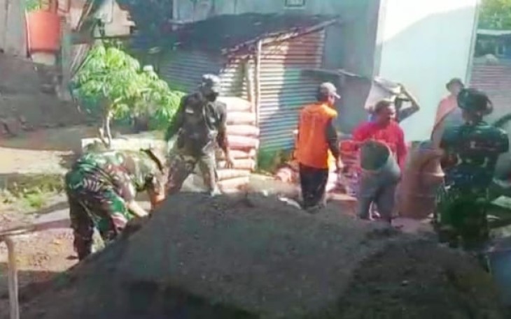 Gotong royong membangun gedung TPA di wilayah binaan