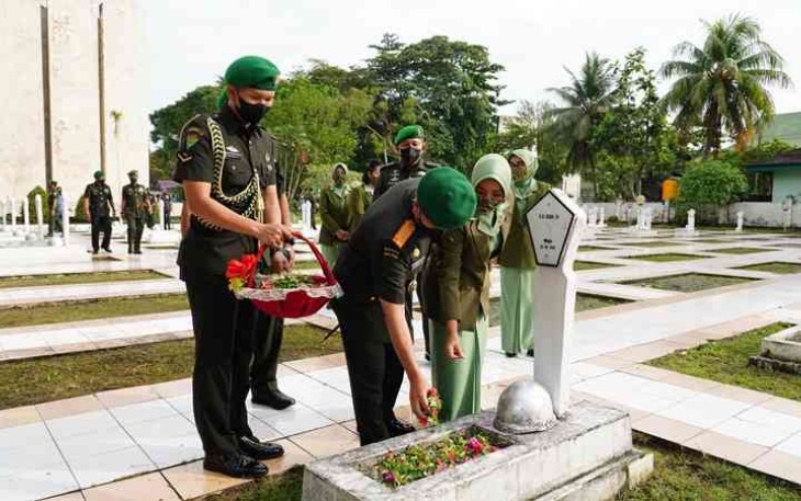 Danrem 091/ASN saat tabur bunga di TMP Kesuma Bangsa