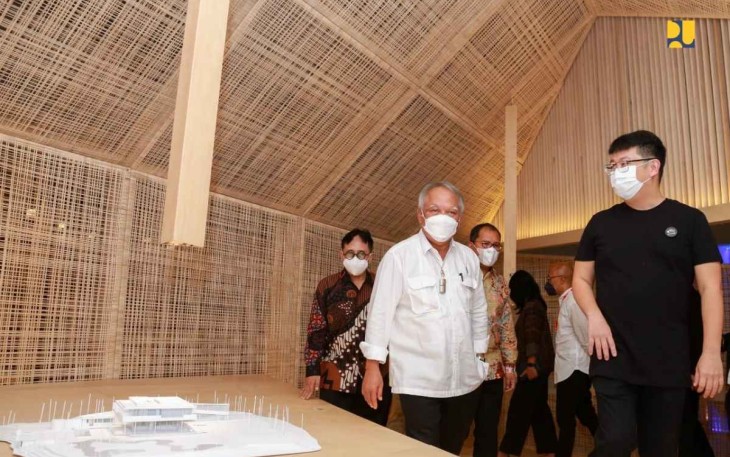 Menteri Basuki saat melihat design arsitektur di ajang ARCH:ID 2022 
