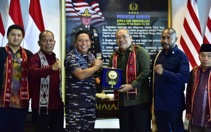 Pangkoarmada III saat bertukar cenderamata dengan Ketua Komisi I DPR RI di Sorong