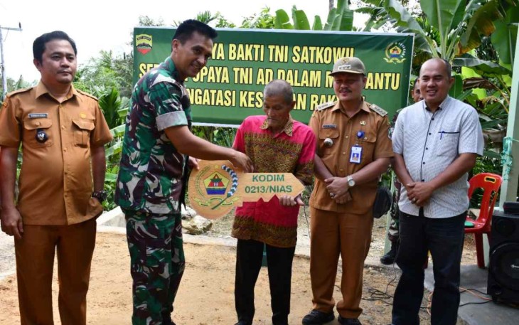 Dandim saat menyerahkan kunci rumah