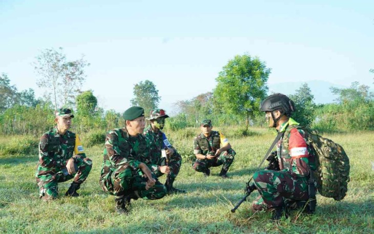 Kasdivif 2 Kostrad saat tinjau latihan prajurit di Pasuruan 