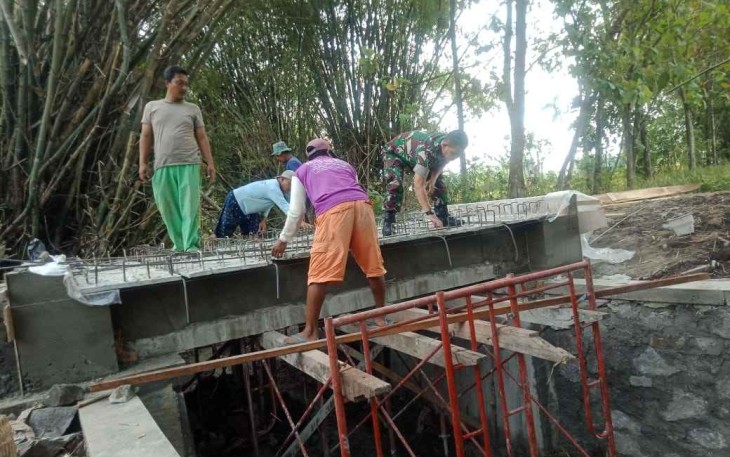 Berjibaku bersama warga bangun jembatan