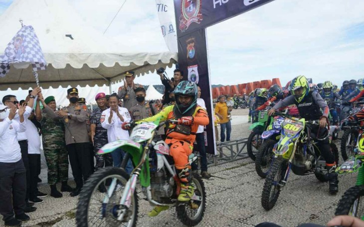 Danrem 142/Tatag saat melepas rider Jelajah Bumi Manakarra 