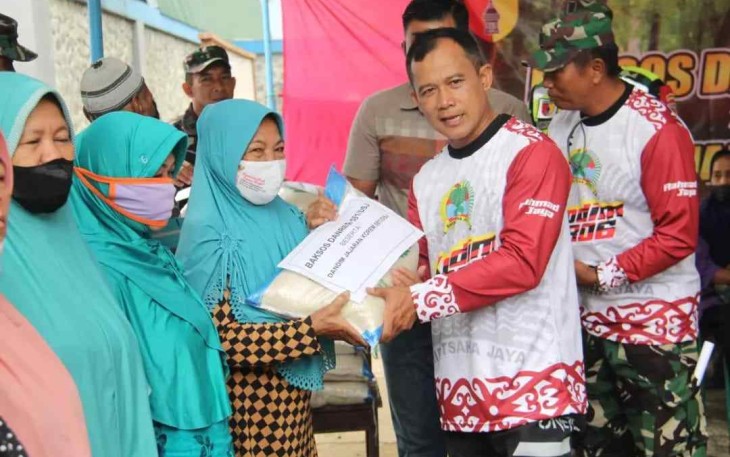 Danrem 081/DSJ saat berikan bantuan ke warga