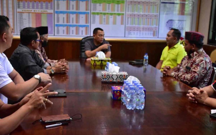 Danrem saat menerima tim panitia hari Bakau Sedunia di ruang kerjanya