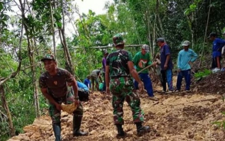Gotong royong bersama warga binaan perbaiki jalan desa 