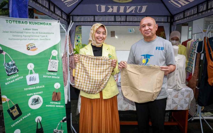 MenkopUKM bersama wirausaha muda di universitas Kuningan Jawa Barat 