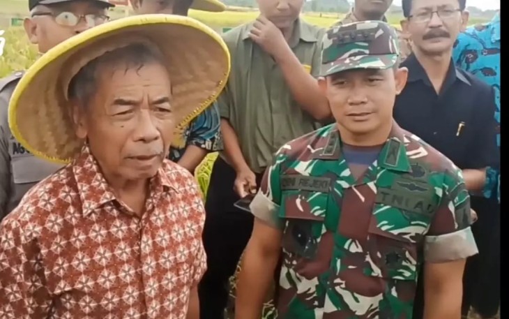 Danrem 081/DSJ bersama petani saat panen raya padi Japonica di Trenggalek 