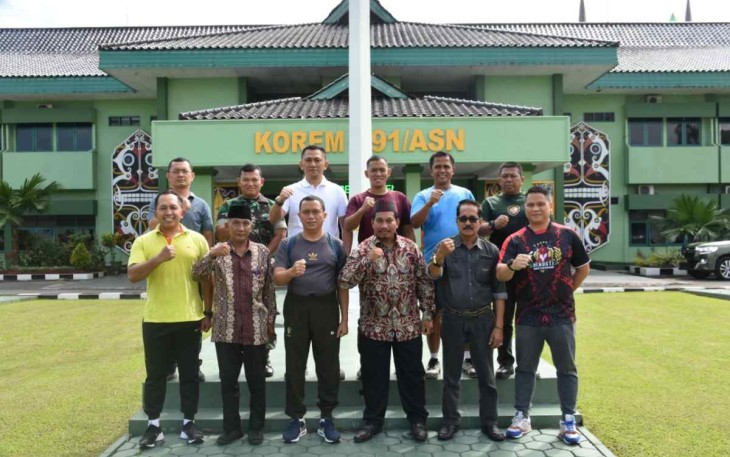 Danrem 091/ASN foto bersama panitia Hari Bakau 