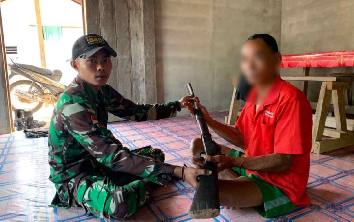 Satgas perbatasan menerima senpi rakitan warga dengan sukarela 