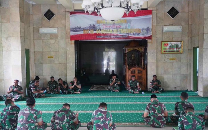 Prajurit Korem 121/Abw saat doa bersama peringati HUT ke-64 Kodam XII/Tpr