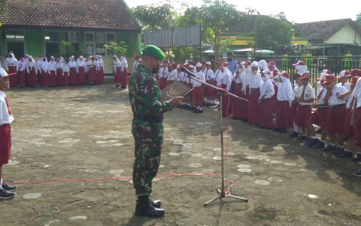 Sertu Miseno saat menjadi Irup di SDN 1 desa Ngadirejan