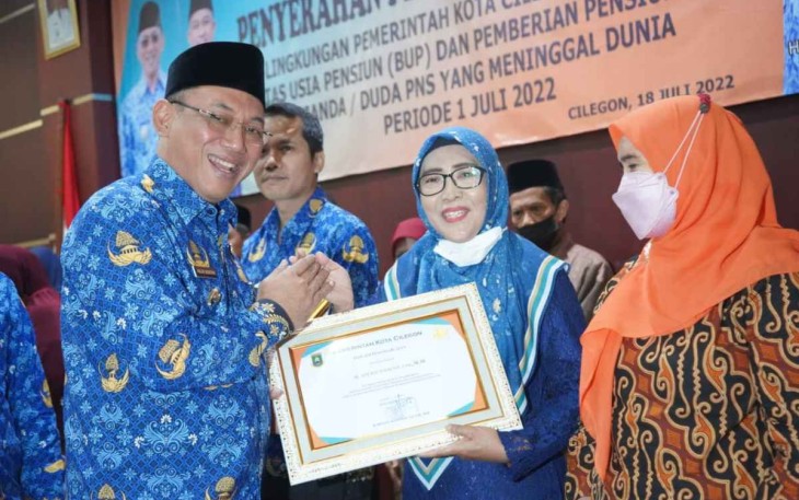 Walikota Cilegon saat memberikan penghargaan bagi PNS