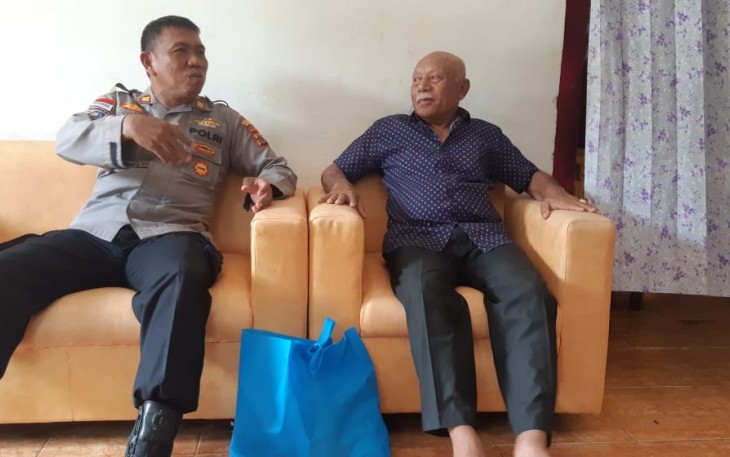 Suasana hangat saat silaturahmi ke rumah tokoh adat