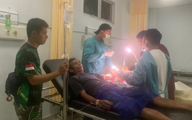 Pertolongan pertama warga terkena tebasan parang di perbatasan 