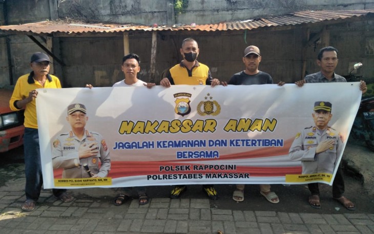  Pemasangan  spanduk Makassar aman
