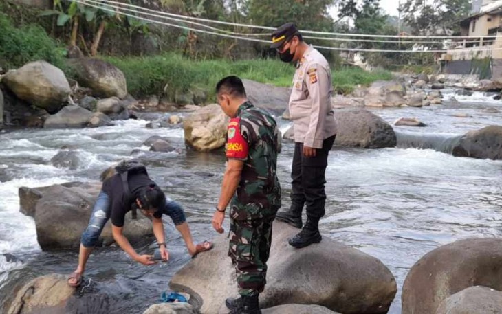 Rekontruksi penemuan mayat bayi di sungai Ciliwung 