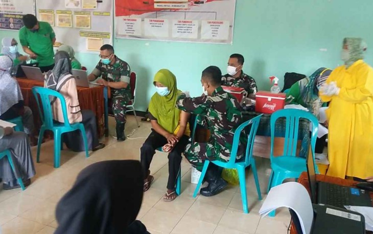 Vaksinasi Booster warga di Balai Desa Rejosari 