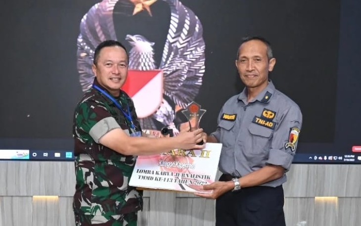 Kapenrem 081/DSJ saat menerima penghargaan di Kodam Brawijaya 