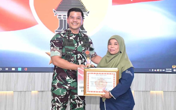 Dandim Ponorogo bersama wartawati pemenang LKJ TMMD Ke-113
