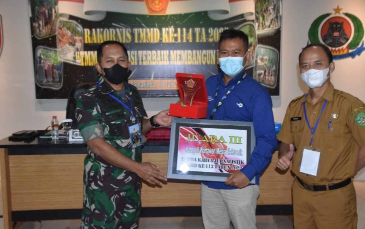 Kasrem 091/ASN saat memberikan penghargaan LKJ TMMD Ke-113