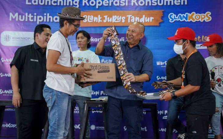 Menteri Teten bersama group band legendaris Slank di Jakarta 