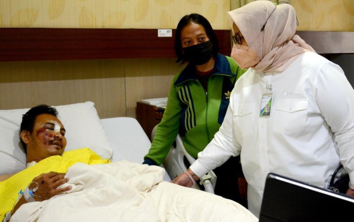 Direktur Pelayanan BPJamsostek Ibu Roswita (baju putih) saat menjenguk korban'kecelakaan truk Tanki Pertamina di RS Permata Cibubur