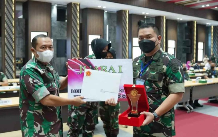 Kapendam Jaya saat menerima piagam penghargaan Juara 1 Lomba Jurnalistik TMMD Kategori Penerangan Kodam 