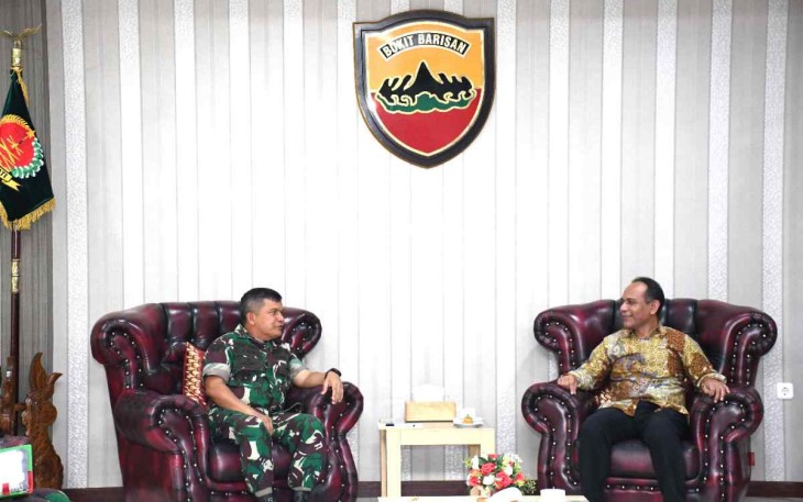 Pangdam I/BB saat berbincang dengan Ketua Peradi Medan