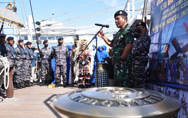 Wakasal saat memberikan arahan Satgas Pelayaran KJK Taruna AAL