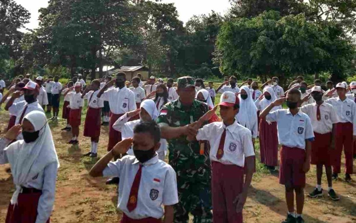 Berseragam SD Siswa SMPN 1 Kumbe terima Wasbang