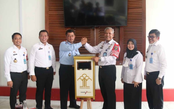 Tejo Harwanto saat menerima karya seni dari warga binaan Lapas Cilegon