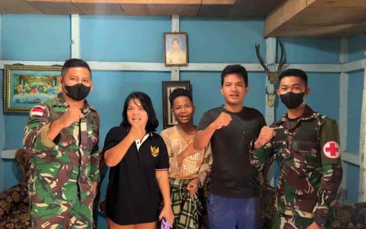 Gembiranya ibu Susiana setelah anaknya di khitan bapak satgas
