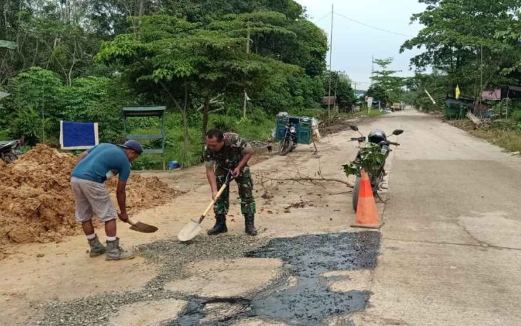 Tambal jalan berlubang bersama warga binaan