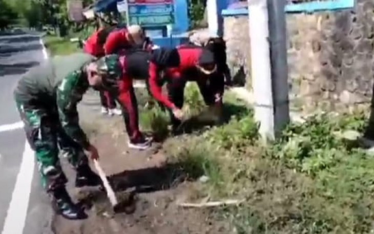 Bersihkan jalan umum bersama perangkat desa