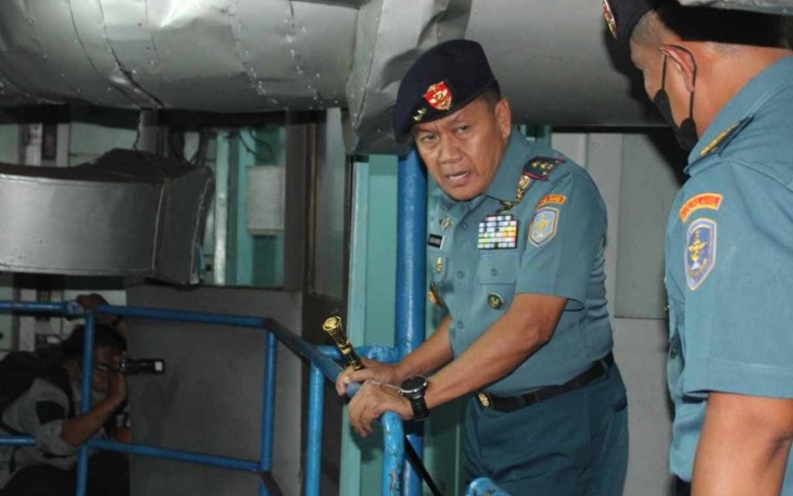 Pangkolinlamil saat inspeksi KRI Teluk Lampung-540