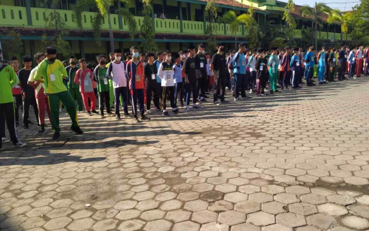 Latih siswa Peraturan Baris Berbaris di Demak