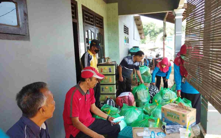 Siswa siswi SMAN 2 Pati peduli korban banjir dengan mengirimkan bantuan 