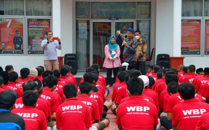 Inspektur Wilayah 1 saat menemui warga binaan lapas kelas IIB Rangkasbitung 