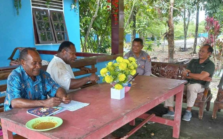 Suasana keakraban saat silaturahmi bersama tokoh agama di Distrik Kwamki Narama