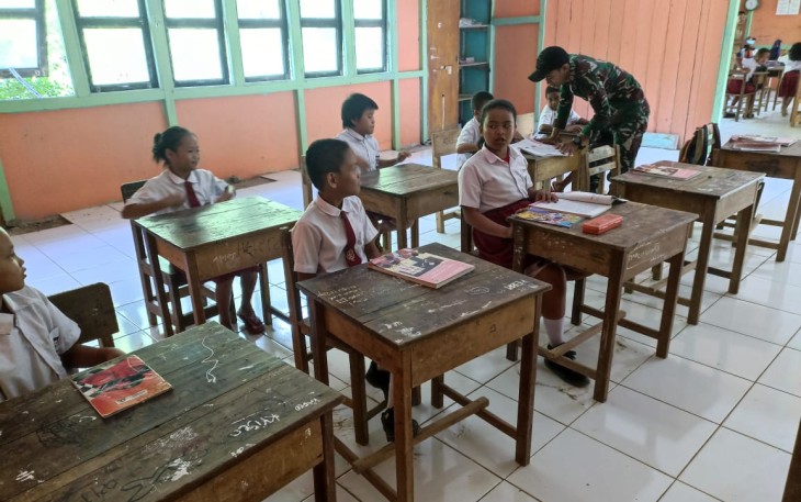 Bantu mengajar di SDN 16 Gunjemak 
