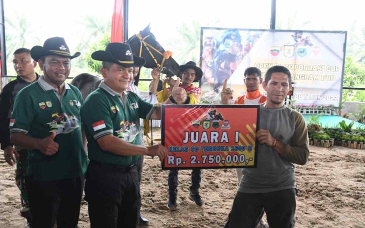Pangdam I/BB saat memberikan trophy juara